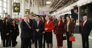 FOTO/ Nancy VanHorn viziton Aeroportin e Tiranës, prezantohen pajisjet amerikane për rritjen e sigurisë