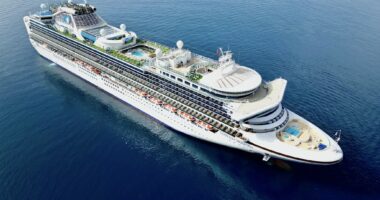 FOTO/ Saranda mirëpret “Sapphire Princess”, mbi 1900 turistë në jugun e Shqipërisë