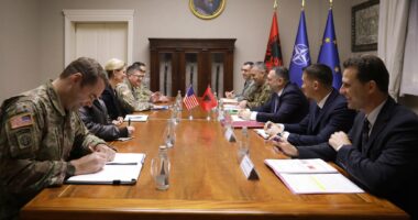 Nga siguria te shpenzimet e mbrojtjes/ Gjenerali Chris McKinney takim me ministrin e Mbrojtjes dhe kreun e Shtabit të Përgjithshëm