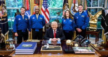 Pas Hënës … në Shtëpinë e Bardhë/ Astronautët e Artemis II priten nga Presidenti Trump