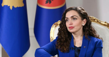 Kosovë/ Vjosa Osmani i kalon zyrtarisht detyrën Albulena Haxhiut