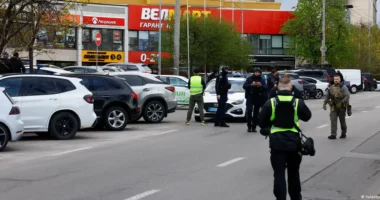 Të shtëna me armë në një qendër tregtare në Kiev, raportohet për viktima dhe të plagosur