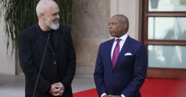 Eric Adams merr shtetësi shqiptare/ Begaj firmos dekretin për ish-kryebashkiakun e New York