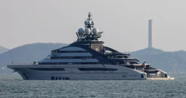 Superjahti rus lundron nëpër Ngushticën e Hormuzit pavarësisht bllokadës