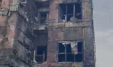 Zjarri në pallat, mbeten rrënojat/ Digjen 30 apartamente, shkatërrim dhe gërmadha në pallatin e djegur