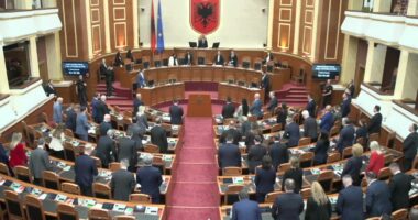 Seanca plenare/ Kuvendi mban një minutë heshtjeje për ish-kongresmenin Eliot Engel: Mik i madh i shqiptarëve