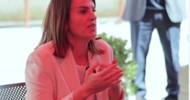 Koçiu takon banorët e pallatit të djegur/ Zv.kryeministrja: Bonus qiraje deri në rindërtimin e plotë