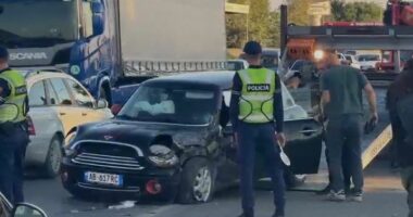 VIDEO/ Përplasen tre automjete në aksin Milot-Lezhë, dy të lënduar