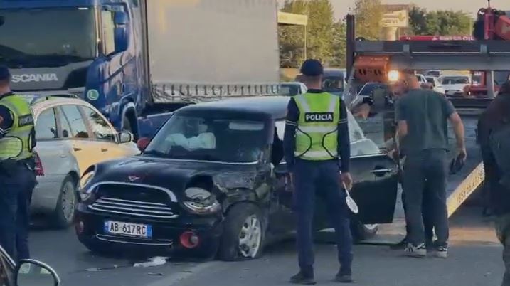 VIDEO  Përplasen tre automjete në aksin Milot Lezhë  dy të lënduar