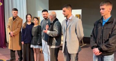 Skena e të rinjve/ Gjimnazistët e Kukësit sjellin në skenë një dramë me mesazhe të forta sociale