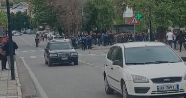 VIDEO/ Përplasen dy automjete në Laç, tre të plagosur rëndë
