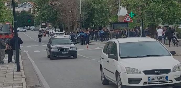 VIDEO/ Përplasen dy automjete në Laç, tre të plagosur rëndë