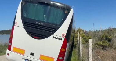VIDEO/ Autobusi me nxënës del nga rruga pranë Zvërnecit, shmanget tragjedia falë shtyllave mbështetëse