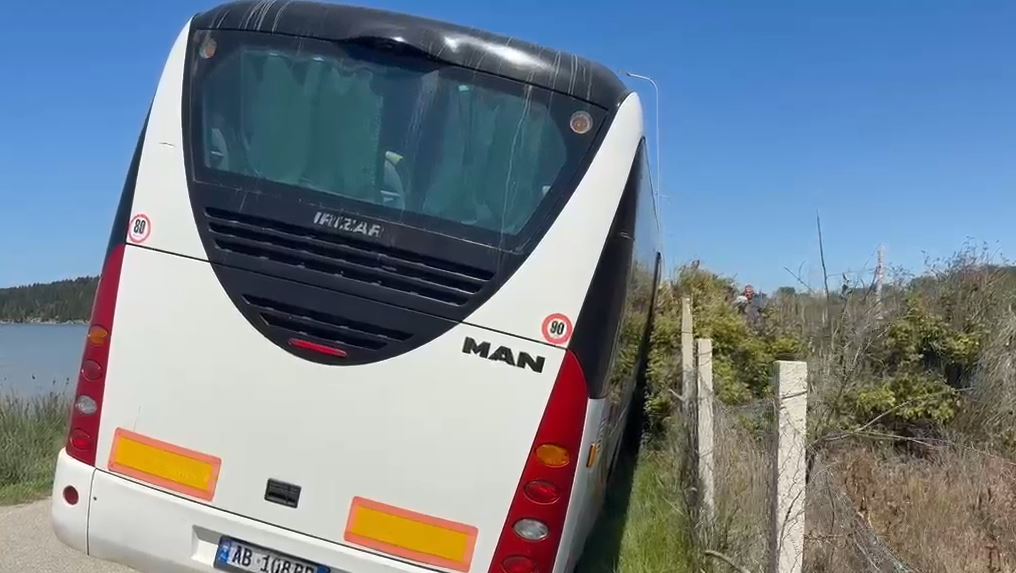 VIDEO/ Autobusi me nxënës del nga rruga pranë Zvërnecit, shmanget tragjedia falë shtyllave mbështetëse