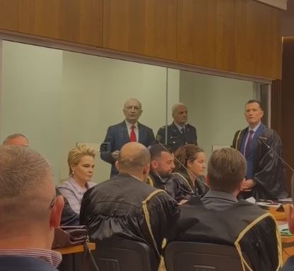 Gjyqi në themel për Ilir Metën/ Shtyhet seanca e parë në GJKKO, shkak kërkesa e nënës së Kryemadhit