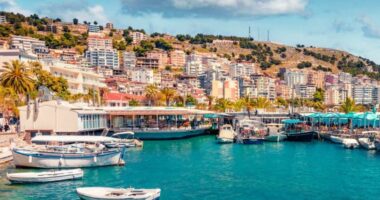 “Travel Off Path”: Valë turistësh në Shqipëri mes rregullave të reja të hyrjes në BE