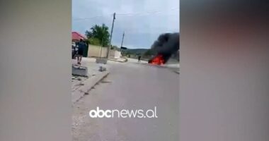 VIDEO/ Shkrumbohet një automjet në Selenicë, shkak dyshohet një shkëndijë elektrike