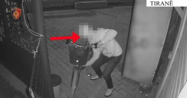 Autor i 4 vjedhjeve të tjera/ Tiranë, kamerat nxjerrin zbuluar 26-vjeçarin duke vjedhur biçikletën