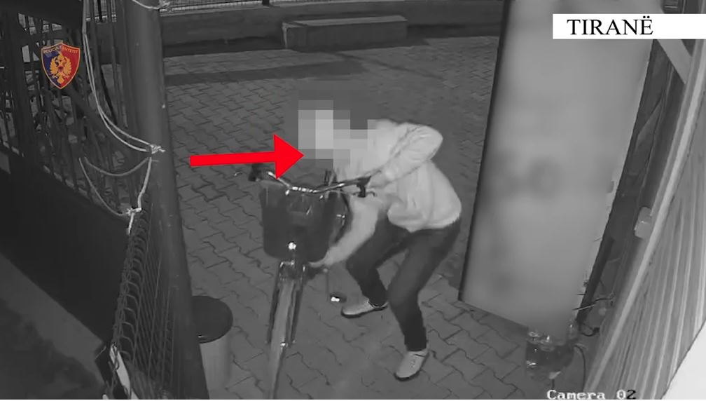 Autor i 4 vjedhjeve të tjera  Tiranë  kamerat nxjerrin zbuluar 26 vjeçarin duke vjedhur biçikletën