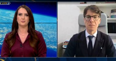 Trump rikujton afatin, ndërmjetësit draft për paqe/ Eksperti: Mbyllja e Hormuzit, pasoja katastrofike për ekonominë globale