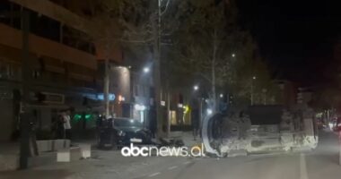 VIDEO/ I mituri përplas disa makina në Vlorë, mes tyre mjete të “Shqiponjave” dhe Policisë