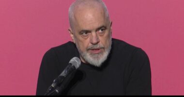 “Bëjnë çmos për të bllokuar vendin”, Rama-opozitës: Ata kanë hallin e vet politik, ne shohim punët e Shqipërisë