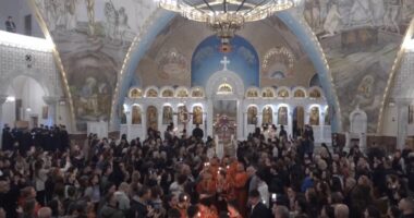 Përkujtohet e “Premtja e Zezë” / Besimtarët ortodoksë morën pjesë në procesionin në Katedralen “Ngjallja e Krishtit”