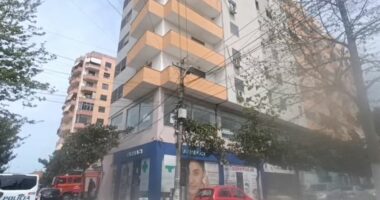 Zjarr në një pallat në Lushnjë/ Dyshohet i qëllimshëm, zjarrfikësit izolojnë flakët