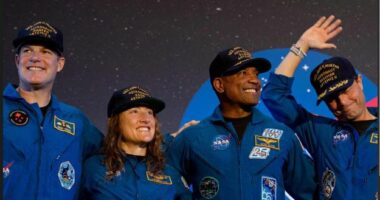 Astronautët priten me entuziazëm/ Ekuipazhi i NASA realizoi udhëtimin më të largët në hapësirë që nga epoka Apollo