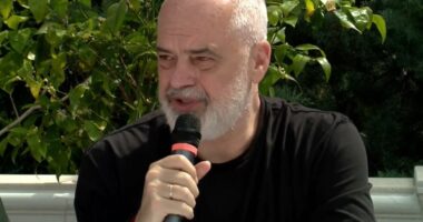 “Do bëhemi eksportues të anijeve ushtarake”, Rama-operatorëve turistikë në Vlorë: Investoni në parkime, investim që kthehet shpejt