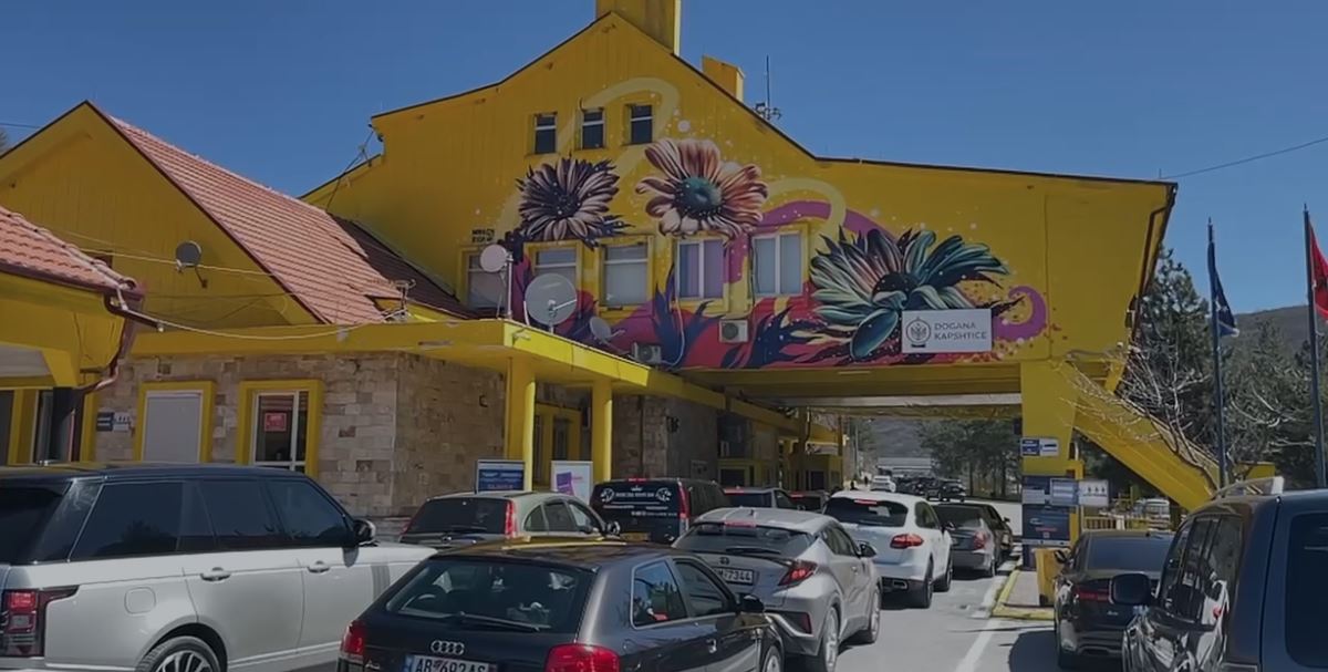 Emigrantët nga Greqia kthehen për Pashkë  Fluks në doganën e Kapshticës