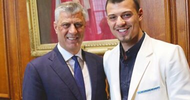 FOTO/ “Sillini në shtëpi”, Endrit Thaçi shpërndan banerin për çlirimtarët