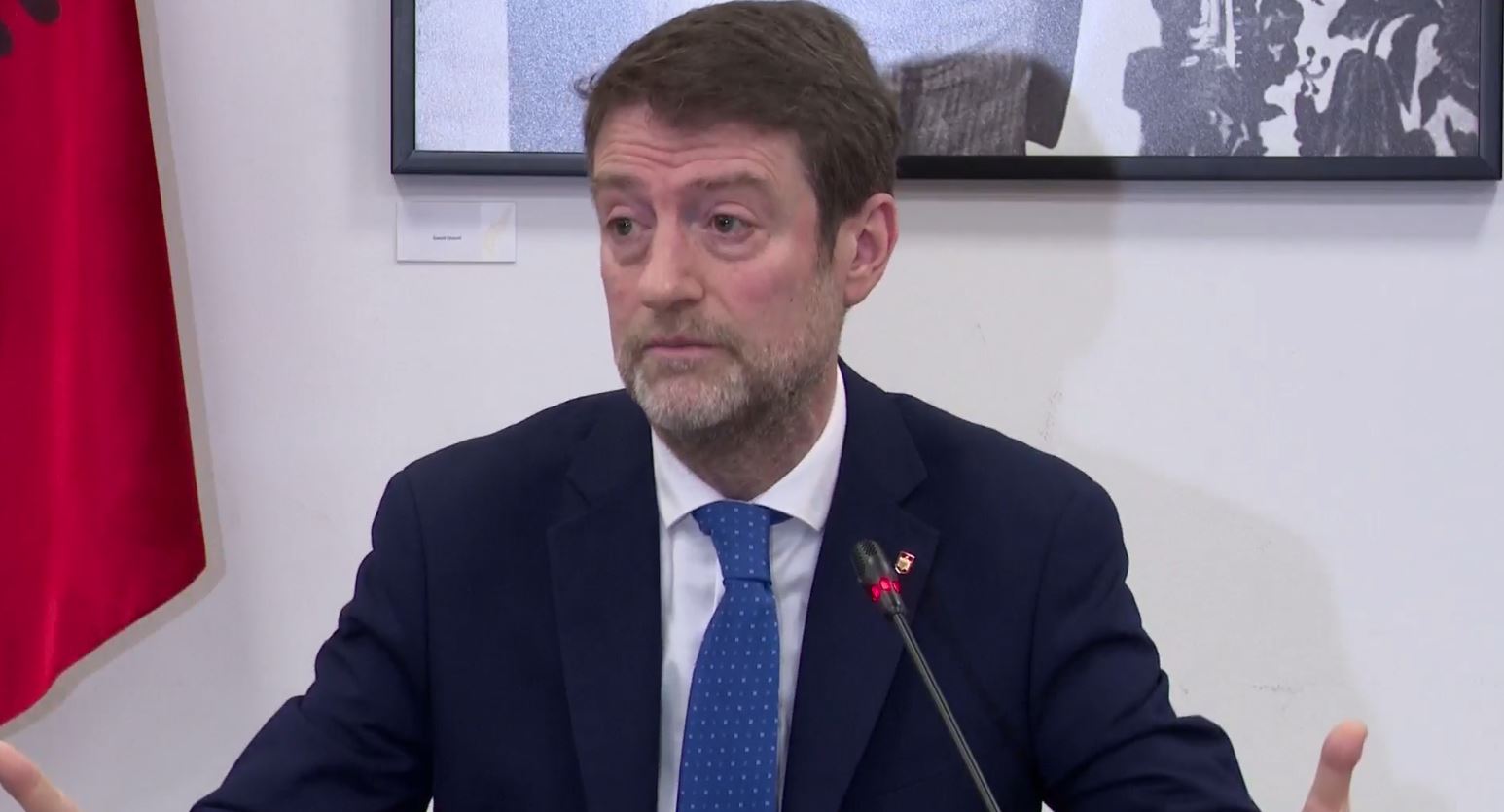 Protesta e studentëve në RMV  Hoxha  Gjuha shqipe e drejtë kushtetuese dhe e padiskutueshme  Çështja mos politizohet