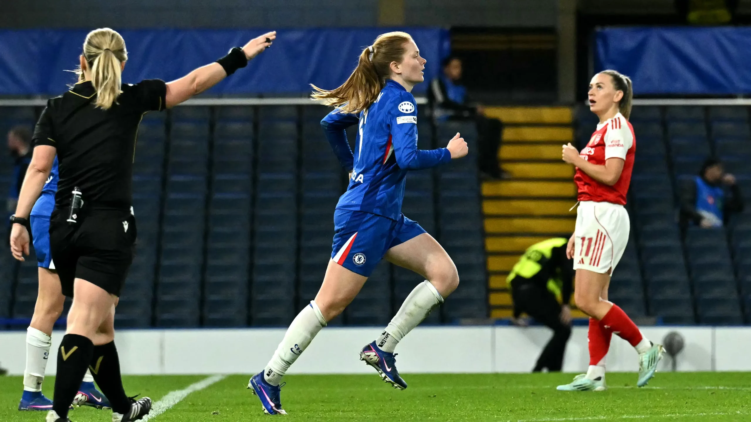 Futboll me  shkulje flokësh   Ndodh në ndeshjen e femrave në Chelsea Arsenal në Angli