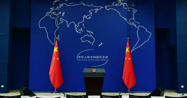 Kina mohon pretendimet për mbështetje ushtarake ndaj Iranit, paralajmëron kundërmasa ndaj SHBA-së