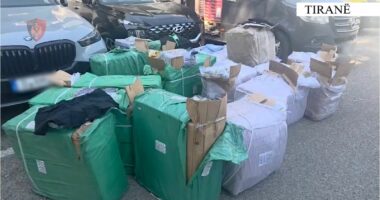 Po transportonte veshje të kontrabanduara me vlerë 45 mijë euro/ Arrestohet 26-vjeçari në aksin Elbasan-Tiranë