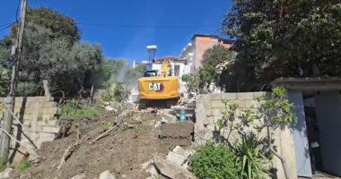 VIDEO/ IMT prish dy banesa të ndërtuara pa leje mbi kanalin e ujërave të larta në Vlorë