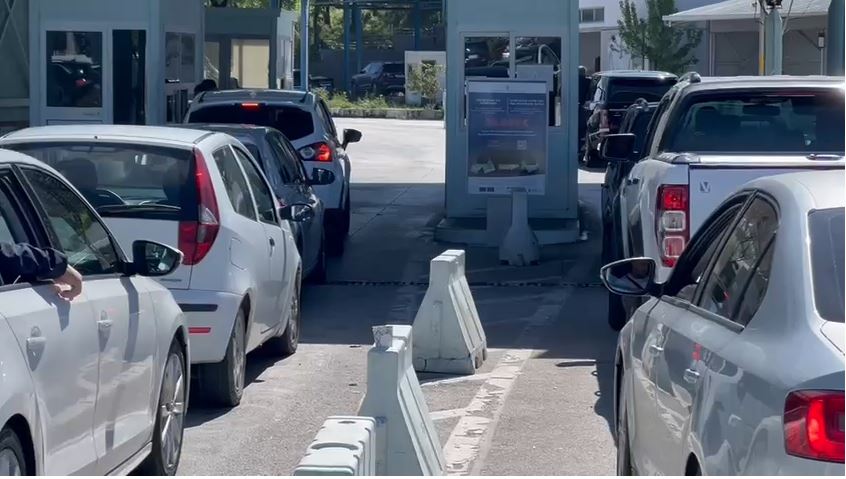 Emigrantët kthehen për Pashë  Kakavijë  mbi 10 mijë vizitorë kaluan kufirin gjatë 24 orëve