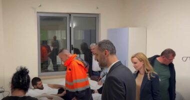 Zjarri tek ‘Farmacia 10’/ Lamallari nga QSUT: Të lënduarit jashtë rrezikut për jetën, vijon puna për vënien në kontroll të plotë të zjarrit