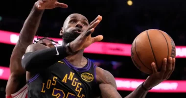 Lebron është sërish “mbret”/ Legjenda e basketbollit vendimtar në fitoren e dytë për titull