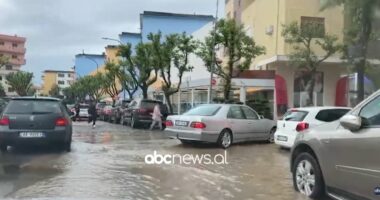VIDEO/ Reshjet intensive të shiut përmbytin përkohësisht lagje të Lezhës, situata drejt normalizimit