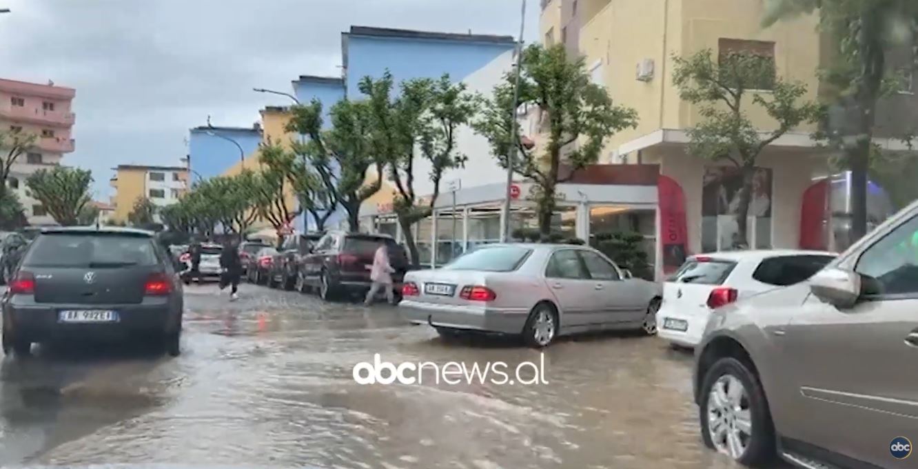 VIDEO/ Reshjet intensive të shiut përmbytin përkohësisht lagje të Lezhës, situata drejt normalizimit