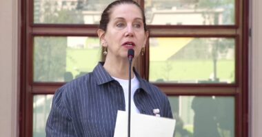 Pas shkollori/ Kumbaro: Dyfishohet pagesa e shpërblimit dhe zgjerohet lista e mësuesve që mund të kontribuojnë