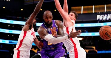 Lakers “bien” në Houston/ Lebron ndalet edhe pse shënoi 25 pikë, rrezikon kualifikimin