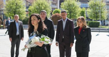 Dita e të zhdukurve me dhunë gjatë luftës/ Vjosa Osmani: 27 prilli, plagë e hapur! Serbia duhet të japë llogari