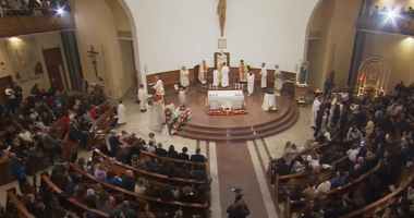 Krishti u ringjall! Besimtarët katolikë festojnë Pashkët