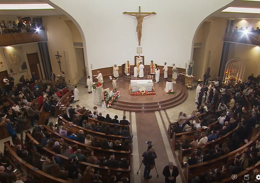 Krishti u ringjall  Besimtarët katolikë festojnë Pashkët