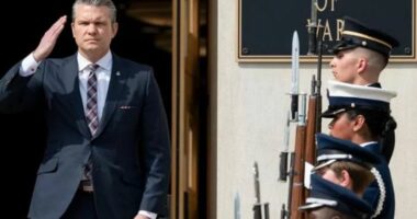 Demokratët në SHBA kërkojnë shkarkimin e shefit të Pentagonit, Hegseth