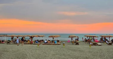 Lokalet sezonale në plazhe/ Fier, mbi 100 subjekte marrin lejet për sezonin veror