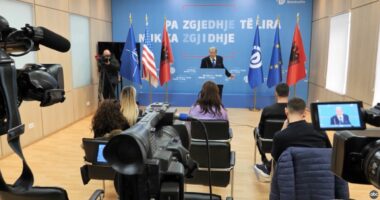 Berisha, “mreti” i telekomandës/ AMA: Dominon në ekrane, shumë më tepër se Rama